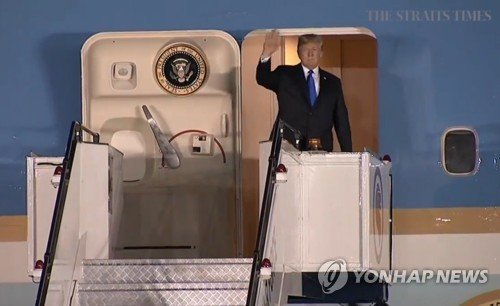 북미 정상회담을 위해 싱가포르를 방문한 미국 도널드 트럼프 대통령이 10일 오후 싱가포르 파야레바 공군기지에 도착해 전용기에서 내리고 있다.