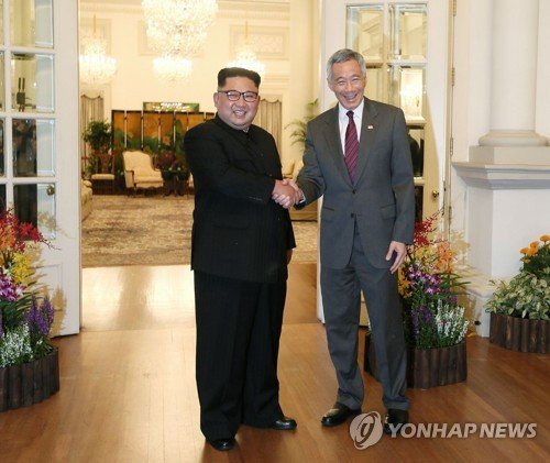 6·12 북미정상회담을 이틀 앞둔 10일 오후 북한 김정은 위원장이 싱가포르 이스타나궁에서 리셴룽(李顯龍) 싱가포르 총리와 회담에 앞서 악수하고 있다.