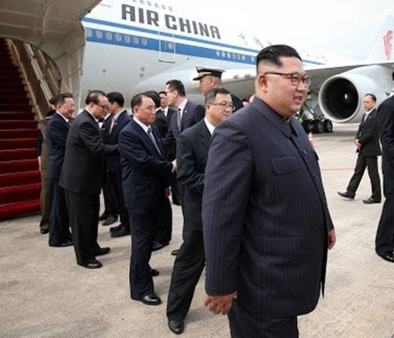 북·미 정상회담을 앞둔 10일 오후 김정은 북한 국무위원장이 싱가포르 창이공항에 도착, 보잉747 기종의 중국국제항공 CA61편 전용기에서 내리고 있다. 연합뉴스