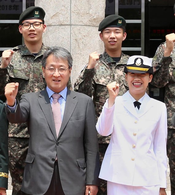 해군부사관으로 임관한 김연경 하사(앞줄 오른쪽)가 신임 하사로 임관한 동기생들과 함께 지난 5일 모교를 방문, 최재영 영진전문대 총장과 파이팅을 외치고 있다.