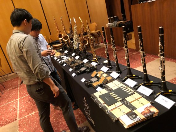 HDC영창이 지난달 진행한 관악기 부속 '실버스테인' 론칭 쇼케이스에서 참가자들이 제품을 둘러보고 있다. /사진=HDC영창