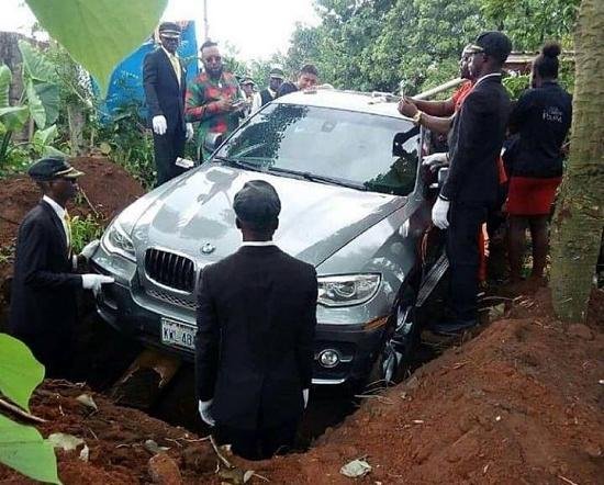 1억원짜리 BMW차를 땅에 묻은 사나이
