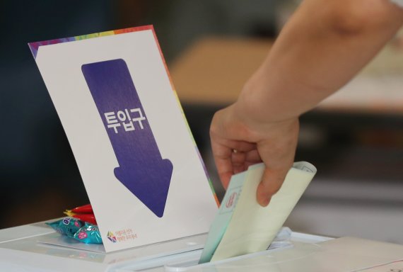 7회 전국동시 지방선거일인 13일 오전 전북 전주 문학초등학교에 설치된 투표소에서 유권자가 투표하고 있다.