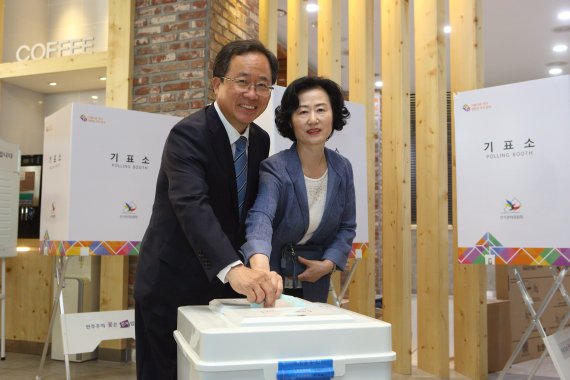 [선택 6·13] 투표하는 김석준 부산시교육감 후보 부부