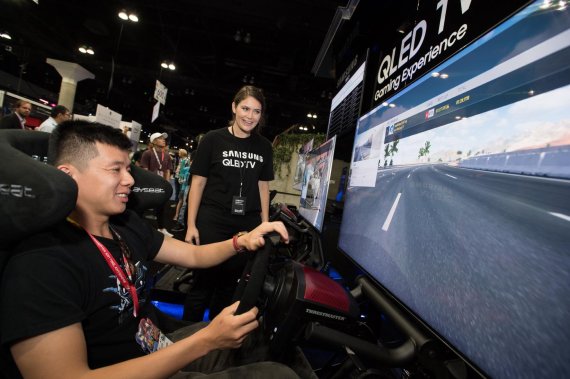 12일(현지시간) 미국 로스엔젤레스 컨벤션 센터에서 열린 세계 최대 게임쇼 'E3 2018'의 삼성 QLED TV 체험존에서 관람객들이 대형 QLED TV로 게임을 즐기고 있다.
