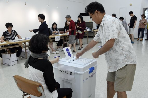 [선택 6.13] 6.13 지방선거 소중한 한 표 행사하는 유권자들