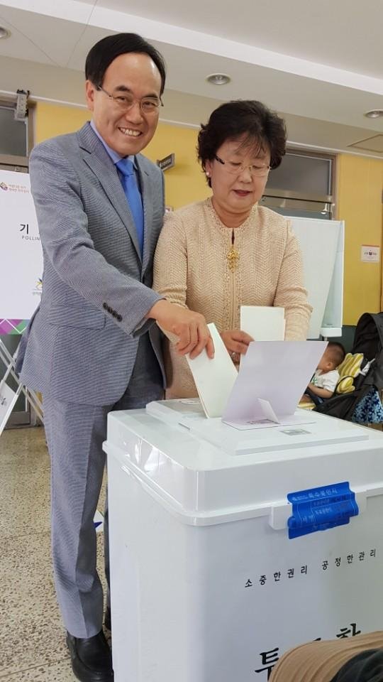 투표하는 서거석 전북교육감 후보 부부