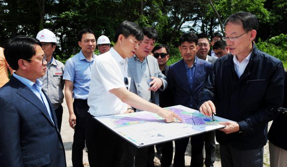 광주광역시와 합작법인 형식의 완성차 공장 설립을 추진 중인 현대자동차의 실사단 9명이 지난 4일 공장 설립 예정지인 광주 빛그린 국가산업단지를 방문해 LH관계자 등으로부터 산단 조성 현황과 공장부지 등에 대한 설명을 듣고 있다.