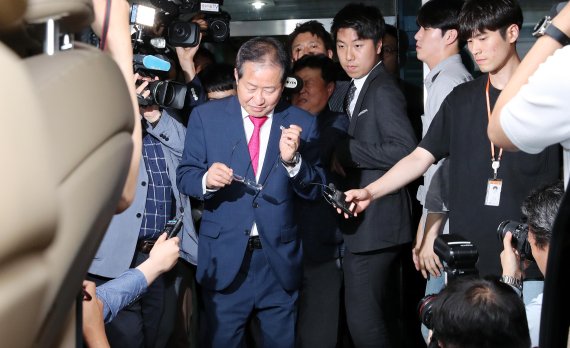 자유한국당 홍준표 대표가 14일 서울 여의도 당사에서 사퇴 의사를 밝히고 당사를 떠나며 차량에 탑승해 있다. 연합뉴스
