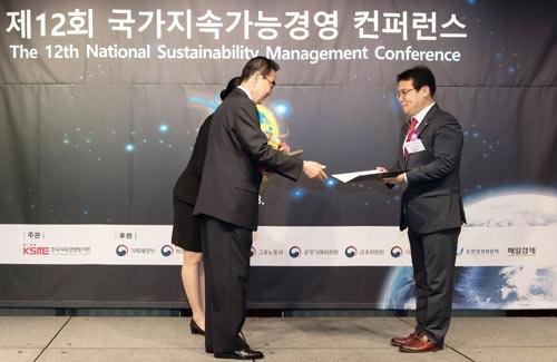 DK도시개발의 김효종 상무가 「국가지속가능경영 대상」보건복지부 장관상을 수상 중이다.