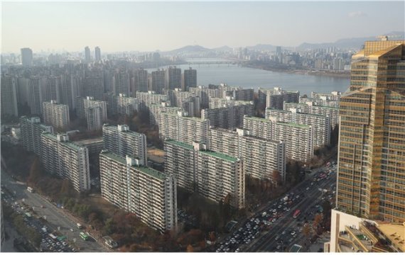 서울 잠실주공5단지가 지난달 9건이 거래됐으나 이달 들어 현재까지 3주만에 12건이나 계약되면서 거래가 조금씩 살아나고 있다. 이처럼 강남 재건축 단지들의 가격이 오르고 있는 것은 정부의 재건축 규제로 인한 공급 부족 우려 때문으로 분석된다.