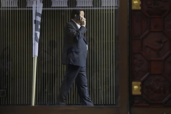 15일 오후 국회에서 열린 자유한국당 의원총회에서 김무성 의원이 차기 총선에 불출마를 밝힌 후 회의장 인근에서 전화 통화를 하고 있다. 연합뉴스