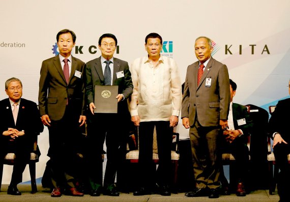 SK건설과 필리핀 정부 관계자들이 지난 5일 필리핀에서 열린 행사에서 기념사진촬영을 하고 있다. 사진=SK건설