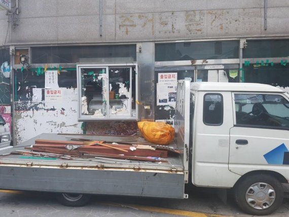 19일 서울 체부동 궁중족발 가게 앞이 트럭으로 막혀 있다. 사진=fnDB