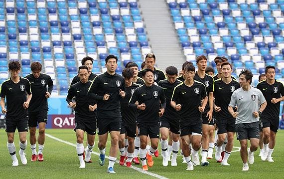 2018 러시아 월드컵에 출전한 한국 국가대표팀 선수들이 17일(현지시간) 러시아 니즈니노브고로드의 월드컵 경기장에서 훈련하고 있다. 18일 오후 9시(한국시간) 니즈니노브고로드에서 스웨덴과 조별리그 F조 1차전을 치르는 국가대표팀의 신태용 감독은 경기 전날 기자회견에서 "내일 한 경기에 몸부림치고 있다. 한 경기 이기고 다음 경기 준비하려고 노력하고 있다"며 "팬들의 마음이 전달되면 우리 선수들도 좋은 결과를 낼 것으로 믿는다"고 강조했다. 연합뉴스