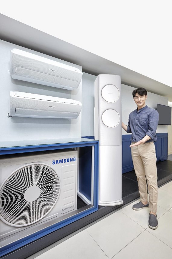 삼성전자 모델이 실외기 1대로 스탠딩형 무풍에어컨 1대와 벽걸이형 무풍에어컨 2대까지 연결해 동시 냉방 가능한 '무풍에어컨 3멀티' 패키지를 소개하고 있다.