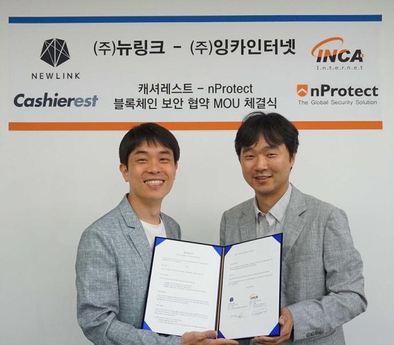 박원준 캐셔레스트 대표(왼쪽)와 주영흠 잉카인터넷 대표가 업무협약을 체결한 뒤 기념촬영을 하고 있다.