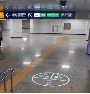 코레일이 서울역 열차와 전철 간 환승통로에 설치한 발광다이오드(LED) 바닥투시형 안내표지인 로고라이트.