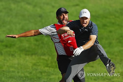 작년 트래블러스 챔피언십 연장전 벙커샷으로 버디 잡은 스피스[AFP=연합뉴스 자료] /사진=연합뉴스