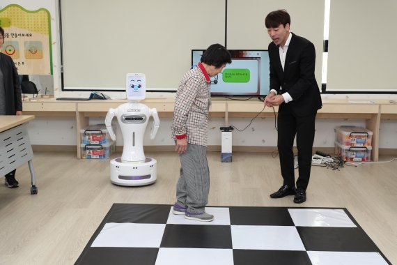 군포시 인공지능 로봇 ‘실벗’ 치매예방 도입. 사진제공=군포시