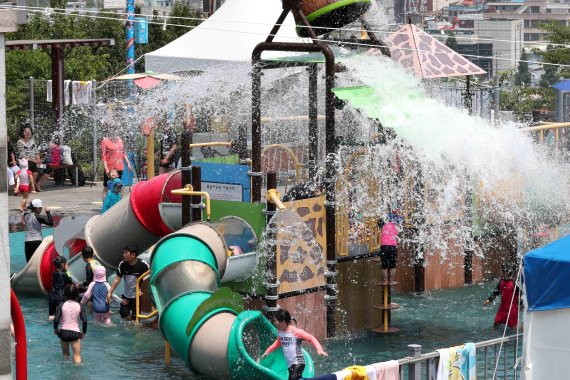 인천 동구는 오는 27일부터 8월 26일까지 송현근린공원 어린이 체험형 물놀이터 ‘또랑’을 본격적으로 운영한다. 사진은 또랑 전경.