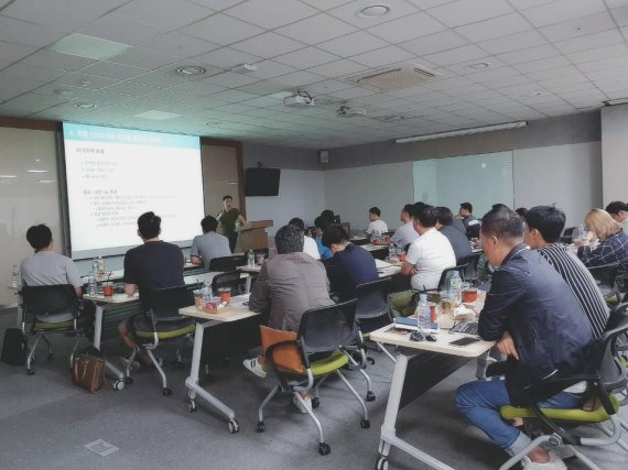 한국블록체인협회가 블록체인 전문인력 양성을 목표로 '블록체인 캠퍼스' 제1기 교육을 시작했다. 첫 강의 강사인 블록체인OS 전명산 이사의 강의를 수강생들이 경청하고 있다.