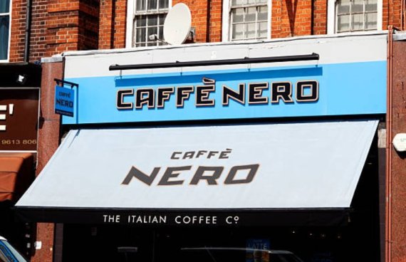 코스타 커피에 이은 영국 2위 커피전문점 체인인 카페네로가 안내견에게 물을 주지 않겠다는 입장을 고수해 시민들의 비난을 받고 있다.