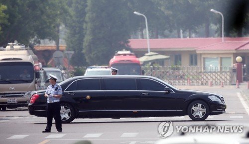 김정은 북한 국무위원장이 19일 세번째 중국 방문에 나선 가운데 이날 오전 중국 베이징 서우두 공항 국빈터미널에서 김 위원장의 전용차량이 나오고 있다. 이날 북한 차량 행렬에는 김 위원장의 마크로 추정되는 금색 휘장이 새겨진 차량 두 대가 포착됐다. 연합뉴스