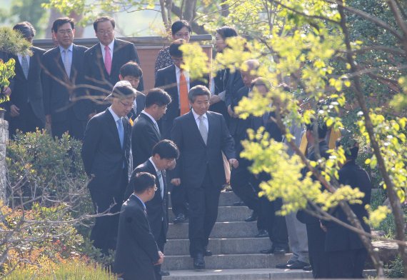 노무현 전 대통령이 2009년 4월 30일 오전 검찰 조사를 받기 위해 김해 봉하마을 사저를 나서고 있다. 사진=박범준 기자