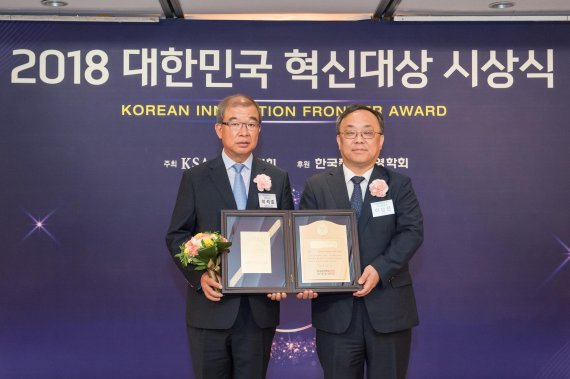 지난 19일 한국표준협회가 주최한 대한민국 혁신대상 시상식에서 청호나이스 이석호 대표(왼쪽)가 한국표준협회 이상진 회장과 기념 촬영을 하고 있다.