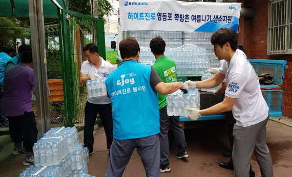 20일 하이트진로 임직원들이 서울 영등포 쪽방촌 거주민들을 위해 생수 1만4000여병을 전달했다.