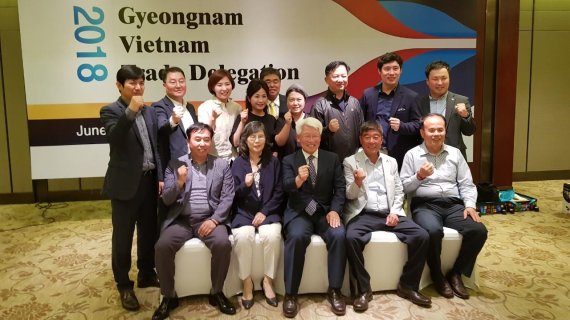 중소기업중앙회가 지난 19일 베트남 호치민에서 개최한 수출상담회에서 참가자들이 기념촬영을 하고 있다.