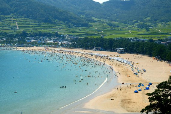 경남 남해군이 본격적인 피서철을 앞두고 바가지요금 근절 대책을 마련해 추진한다. 사진은 내달 6일 개장하는 남해 상주은모래비치 모습이다./사진=경남도