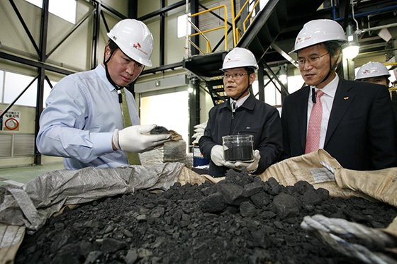최태원 SK 회장(왼쪽 첫번째)이 대전 SK이노베이션 글로벌테크놀로지 내 그린콜(청정석탄에너지) 시험 생산라인을 찾아 그린콜 원료인 석탄을 만져보며 설명을 듣고 있다.