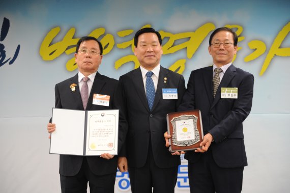 기찬수 병무청장이 20일 2018년 병역명문가 대통령상을 수상한 여형구·진구 형제와 기념사진을 촬영하고 있다. /사진=병무청