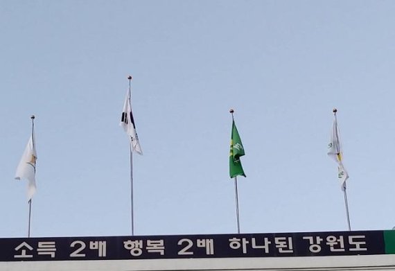 21일 강원도는 도내 18개 시군과 합동으로 ‘체납차량 번호판 영치’를 강력하게 실시한다고 밝히면서, 이에 도민들과 시민들 반응은 최근 계속되는 경제적 어려움에 너무 과하다는 반응이다.