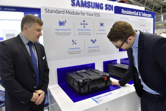 ESS업계 관계자가 20일부터 사흘 간 독일 뮌헨에서 진행되고 있는 'EES 유럽 2018'에서 삼성SDI가 전시한 '고전압 가정용 ESS 배터리 모듈'을 자세히 살펴보고 있다. /사진=삼성SDI