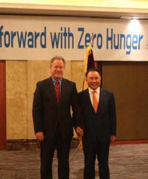 지난달 방한한 데이비드 비즐리 UN 세계식량계획(WFP) 사무총장과 윤홍근 한국외식산업협회장이 기념촬영을 하고 있다.