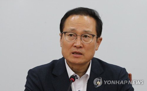 더불어민주당 홍영표 원내대표가 21일 오전 국회에서 열린 정책조정회의에서 발언하고 있다. 연합뉴스.