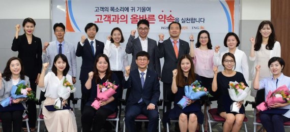 ING생명은 21일 서울 순화동 ING생명 본사에서 고객 컨설턴트 발대식을 개최했다. 이기흥 부사장과 고객 컨설턴트들이 기념사진을 찍고 있다.