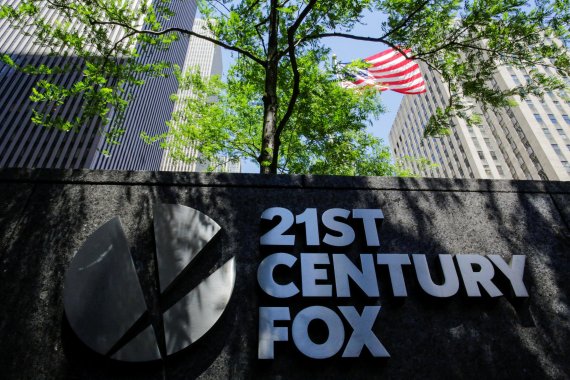 FILE PHOTO: The 21st Century Fox logo is displayed outside the News Corporation building in the Manhattan borough of New York City, New York, U.S., June 15, 2018. REUTERS/Eduardo Munoz/File Photo <All rights reserved by Yonhap News Agency>