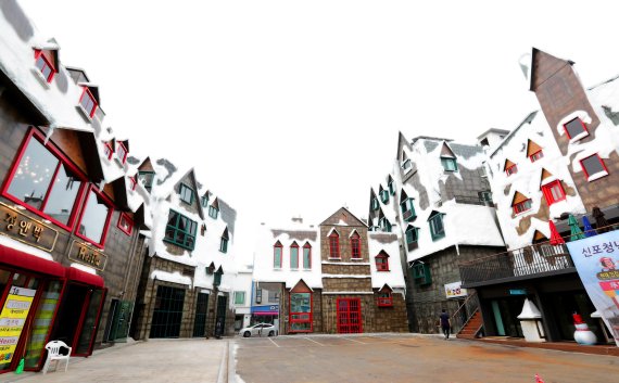 인천 중구 신포국제시장에 조성 중인 청년몰 ‘눈꽃마을’이 오는 23일 정식 개장한다. 사진은 눈꽃마을 전경.
