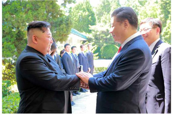 지난 6월 방중한 김정은 북한 국무위원장이 시진핑 중국 국가 주석과 악수를 하고 있다. /사진=연합뉴스