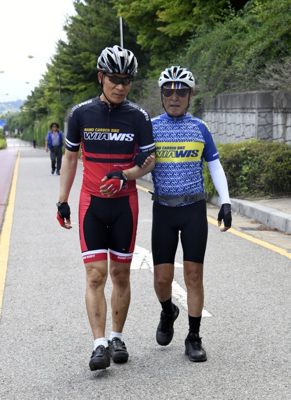조승현 선수(오른쪽)와 그의 파트너인 이종욱 구조대장이 함께 길을 걷고 있다.