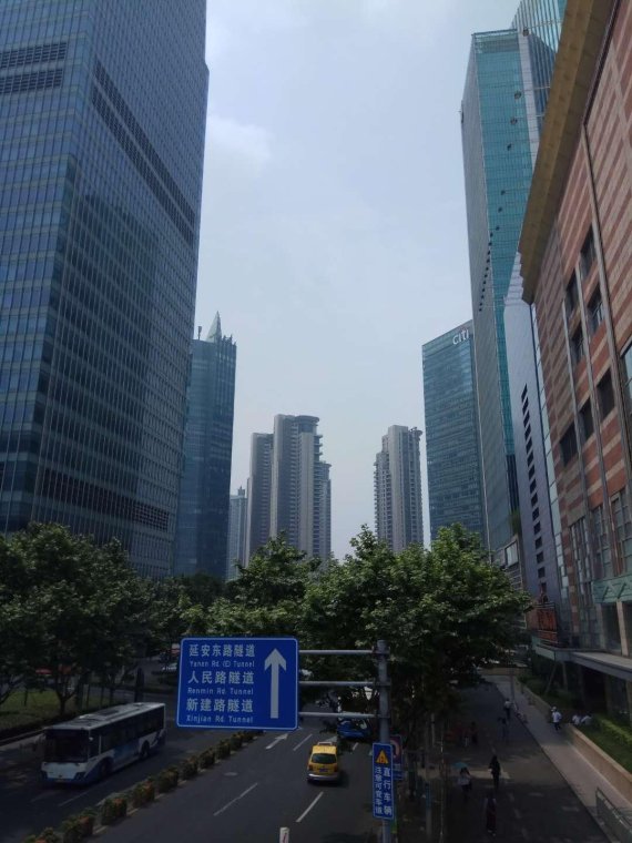 중국 상하이 금융중심가 푸둥 루자주이에 미래에셋타워를 비롯한 금융빌딩들이 숲을 이루고 있다. 중국 정부가 금융개방 정책을 내놓으면서 이곳에 입주한 국내외 금융기관간 경쟁이 갈수록 치열해지는 분위기다.