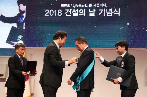 이낙연 국무총리(왼쪽 두번째)가 21일 서울 강남구 건설회관에서 열린 '2018 건설의 날' 기념식에서 정부포상 수상자에게 시상하고 있다.