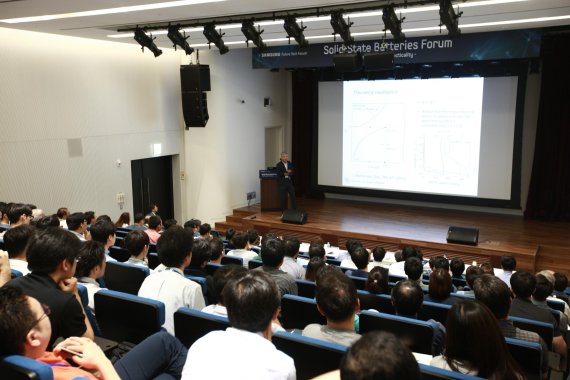 삼성전자 전고체전지 포럼에서 참가자들이 이세희 미국 콜로라도대 교수의 강연을 듣고 있다.