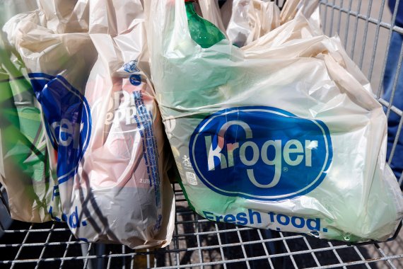 FILE- In this June 15, 2017, file photo, bagged purchases from the Kroger grocery store in Flowood, Miss., sit inside this shopping cart. Kroger reports financial results on Thursday, June 21, 2018. (AP Photo/Rogelio V. Solis, File) <All rights reserved by Yonhap News Agency>