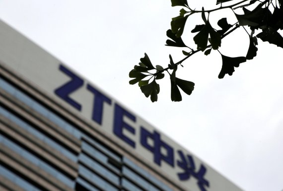 The logo of China's ZTE Corp is seen on the building of ZTE Beijing research and development center in Beijing, China June 13, 2018. REUTERS/Jason Lee <All rights reserved by Yonhap News Agency>