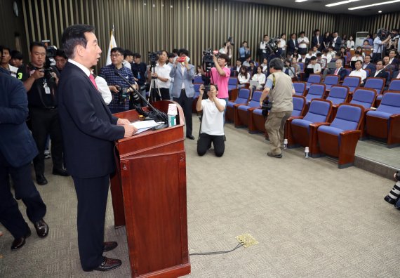 자유한국당 김성태 당 대표 권한대행이 지난 21일 국회에서 열린 의원총회에서 발언하고 있다.
